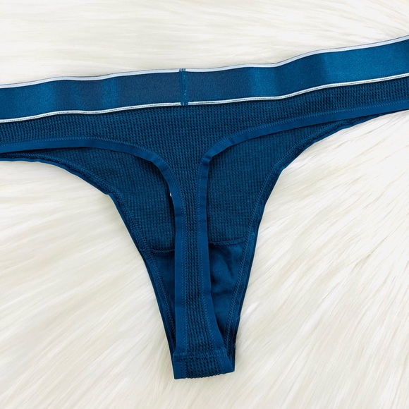 Large Victoria’s Secret Bralette & Thong Set - Picture 8 of 9